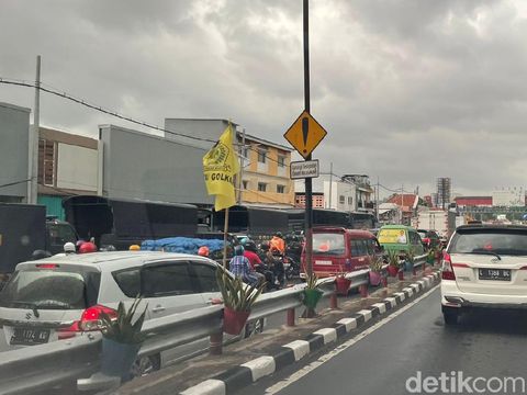 Belasan rumah di Frontage Jalan Wonokromo dieksekusi Pemkot Surabaya. Eksekusi baru bisa dilakukan hari ini karena statusnya masih sengketa.