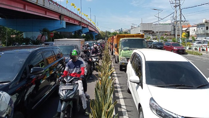 Sejumlah personel polisi dan Satpol PP menutup Frontage Jalan Wonokromo. Penutupan itu dilakukan untuk mengeksekusi rumah milik warga.
