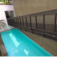 Kolam renang tepat berada di bawah tangga bergaya industrial yang mengarah ke pintu masuk rumah di lantai 2. (Foto: YouTube/Boy William)