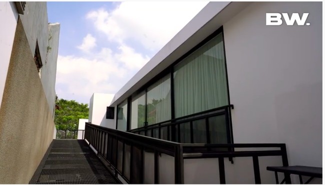 Rumah Sammy Simorangkir dan istrinya, Viviane, muncul di YouTube BoyWilliam untuk konten Di Balik Pintu. Tampak luar, rumah Sammy hadir dengan arsitektur bergaya minimalis. (Foto: Youtube/Boy William)