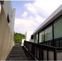 Rumah Sammy Simorangkir dan istrinya, Viviane, muncul di YouTube BoyWilliam untuk konten Di Balik Pintu. Tampak luar, rumah Sammy hadir dengan arsitektur bergaya minimalis. (Foto: Youtube/Boy William)