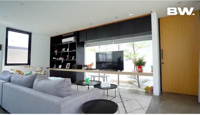 Kita reverse dari rumah biasa, ungkap Sammy. Ia kemudian menjelaskan, rumah mereka berbeda dari rumah kebanyakankarena ketika masuk, tamu langsung menuju lantai dua. Jadi justru kamar-kamar di bawah, timpal Viviane. (Foto: YouTube/Boy William)