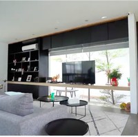 Kita reverse dari rumah biasa, ungkap Sammy. Ia kemudian menjelaskan, rumah mereka berbeda dari rumah kebanyakankarena ketika masuk, tamu langsung menuju lantai dua. Jadi justru kamar-kamar di bawah, timpal Viviane. (Foto: YouTube/Boy William)