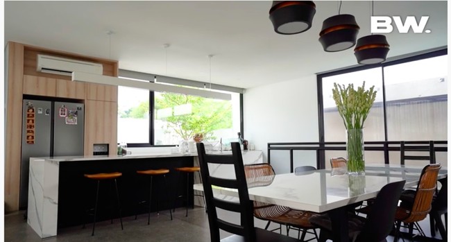 Inilah salah satu spot favorit Viviane. Hobi masak, Vivianne kerap menghabiskan waktu di dapur. Area ini dilengkapi sebuah island berlapis marker berikut kursi bergaya bar. (Foto: YouTube/Boy William)