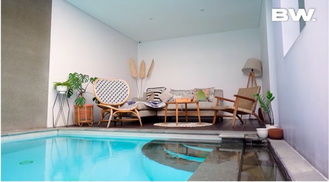 Sebuah area kosong di ujung kolam renang dijadikan tempa bersantai dengan furnitur bergaya vintage dan rustic. Suasananya seperti di Santorini ya, puji Boy lagi. (Foto: YouTube/Boy William)