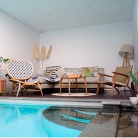 Sebuah area kosong di ujung kolam renang dijadikan tempa bersantai dengan furnitur bergaya vintage dan rustic. Suasananya seperti di Santorini ya, puji Boy lagi. (Foto: YouTube/Boy William)