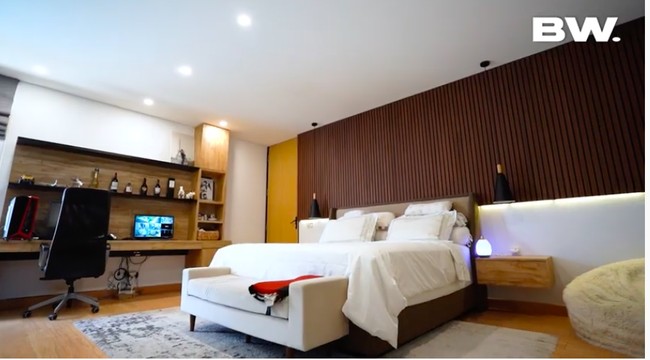 Aksen berupa panel kayu menciptakan atmosfer hangat sehingga kamar tak terasa mononton dengan desain minimalis yang terkadang kaku. (Foto: YouTube/Boy William)