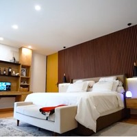 Aksen berupa panel kayu menciptakan atmosfer hangat sehingga kamar tak terasa mononton dengan desain minimalis yang terkadang kaku. (Foto: YouTube/Boy William)