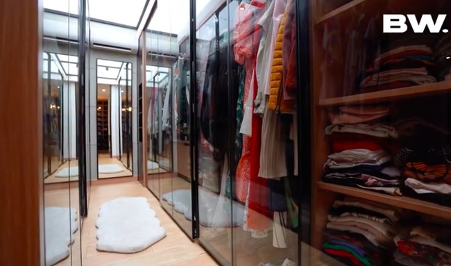 Masih menyambung dengan kamar, sebuah walk-in closet serba kaca yang menyimpan koleksi pakaian, aksesori hingga sepatu Sammy dan Viviane.(Foto: YouTube/Boy William)