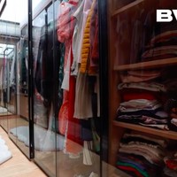 Masih menyambung dengan kamar, sebuah walk-in closet serba kaca yang menyimpan koleksi pakaian, aksesori hingga sepatu Sammy dan Viviane.(Foto: YouTube/Boy William)