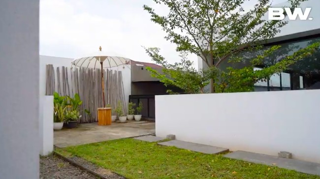 Rumah Sammy juga dilengkapi roof top untuk acara kumpul-kumpul bersama teman sambil BBQ. Awalnya Sammy sempat ragu untuk bisa mewujudkan impuannya memiliki rumah seperti ini. Tapi setelah dikasih kesempatan kedua sama Tuhan, bukin gue jadi mau bekerja keras dan kalau seseorang bekerja keras, pasti hasilnya ada, ujar Sammy. (Foto: YouTube/Boy William)