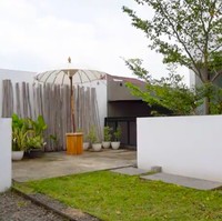 Rumah Sammy juga dilengkapi roof top untuk acara kumpul-kumpul bersama teman sambil BBQ. Awalnya Sammy sempat ragu untuk bisa mewujudkan impuannya memiliki rumah seperti ini. Tapi setelah dikasih kesempatan kedua sama Tuhan, bukin gue jadi mau bekerja keras dan kalau seseorang bekerja keras, pasti hasilnya ada, ujar Sammy. (Foto: YouTube/Boy William)