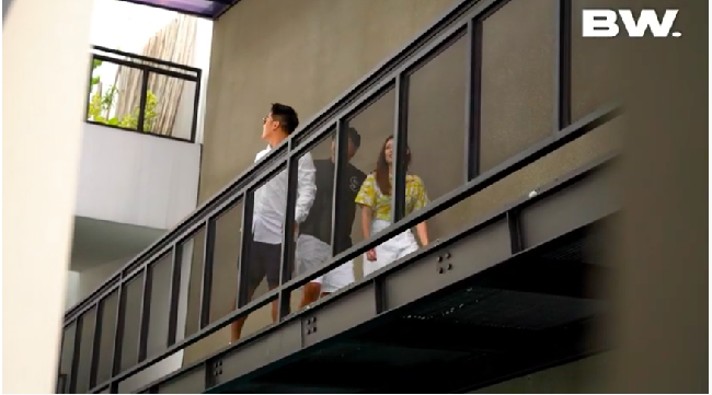 Berasa di Beverly Hills, begitu pujian Boy untuk rumah Sammy. Eks vokalis Kerispatih itu menjelaskan rumahnya berkonsep loop-house. (Foto: YouTube/Boy William)