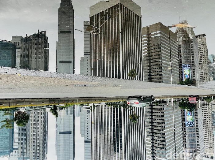 Awan mendung tampak menyelimuti langit Jakarta hari ini. Kawasan di Ibu Kota pun diprediksi akan diguyur hujan intensitas lebat disertai angin kencang.