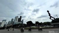 Pada siang hari, kawasan Jakarta Barat dan Jakarta Pusat diprediksi hujan ringan. Sementara kawasan Jakarta Selatan dan Jakarta Timur diprediksi hujan sedang. Sedangkan kawasan Jakarta Utara diprediksi cerah berawan.