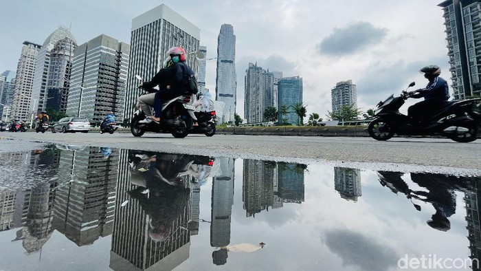 Awan mendung tampak menyelimuti langit Jakarta hari ini. Kawasan di Ibu Kota pun diprediksi akan diguyur hujan intensitas lebat disertai angin kencang.