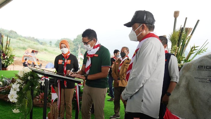 Sandiaga Letakkan Batu Pertama Jembatan Gantung EAL
