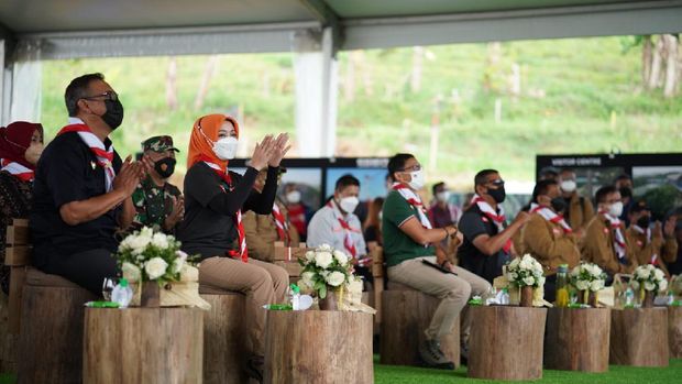Sandiaga Letakkan Batu Pertama Jembatan Gantung EAL