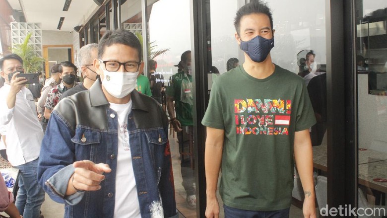 Sandiaga Uno dan Daniel Mananta Sandiaga Uno meresmikan hotel baru Daniel Mananta