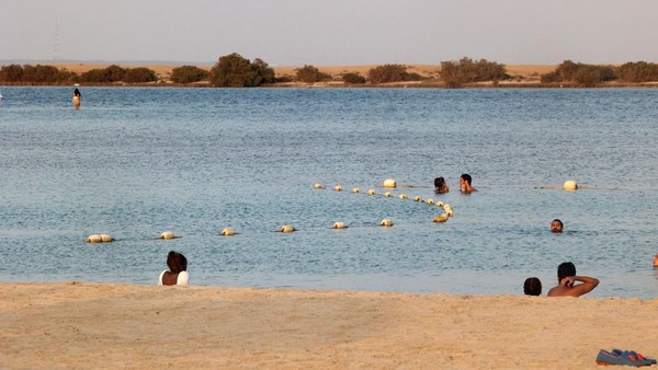 Di pantai ini turis bebas berdansa dan mendengarkan musik. Padahal pada tahun 2017, Arab Saudi melarang musik di tempat umum. (AFP/FAYEZ NURELDINE)