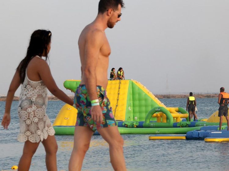 Mengunjungi Pure Beach, Pantai Bikini di Arab Saudi