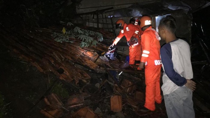 Sejumlah wilayah di Bandung Barat diterjang banjir bandang dan longsor