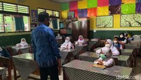 Siswa SD yang sejak sekitar 1,5 tahun lalu belajar di rumah, nampak senang karena akhirnya mereka kembali belajar di sekolah bersama teman-temannya.