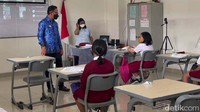 Kejenuhan mereka dalam belajar juga terobati dengan PTM yang dilaksanakan hari ini.