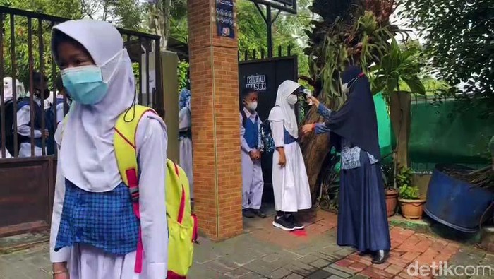 Pemkot Bogor memberlakukan Pembelajaran Tatap Muka (PTM) untuk jenjang SD. Total ada 36 SD di Kota Bogor yang lolos persyaratan dan menjalani PTM mulai hari ini.