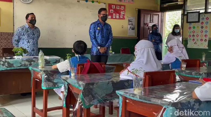Senangnya Siswa SD di Kota Bogor Bisa Belajar Tatap Muka Pemkot Bogor memberlakukan Pembelajaran Tatap Muka (PTM) untuk jenjang SD. Total ada 36 SD di Kota Bogor yang lolos persyaratan dan menjalani PTM mulai hari ini.