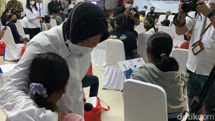 Seorang anak menangis dihadapan Risma karena teringat ibunya yang meninggal kena COVID (Wilda Hayatun Nufus/detikcom)
