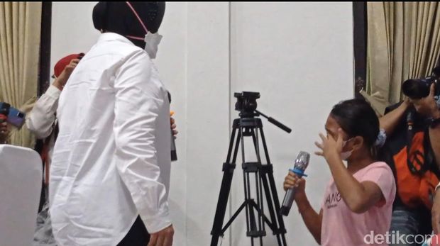 Seorang anak menangis dihadapan Risma karena teringat ibunya yang meninggal kena COVID (Wilda Hayatun Nufus/detikcom)