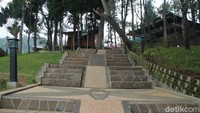 Ada berbagai spot foto menarik seperti jembatan panjang dan glamping. Ada juga Taman dengan aneka bunga khas pegunungan yang bisa dipakai buat latar foto hits traveler. Pemandangannya sudah pasti indah karena berhadapan langsung dengan Gunung Gede dan Pangrango.