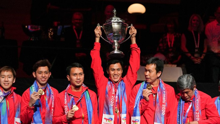 Shesar Hiren Rhustavito Indonesia players show their gold medals and hold up the trophy after winning in the Thomas Cup men's team badminton tournament in Aarhus, Denmark, Sunday Oct. 17, 2021. (Claus Fisker/Ritzau Scanpix via AP)