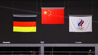 WADA sendiri awalnya menuntut Rusia dihukum empat tahun, namun akhirnya CAS cuma menghukumnya selama dua tahun. Rusia dihukum dengan dibekukan dari berbagai kegiatan olahraga. Termasuk larangan mengikuti kejuaraan Olimpiade Tokyo dan Piala Dunia 2022 di Qatar. Tak hanya itu, Rusia dilarang menggunakan nama, bendera, dan lagu kebangsaannya di berbagai kejuaraan yang juga diawasi WADA. Jika pun tampil, maka Rusia diharuskan menggunakan nama yang netral. Selain itu, Rusia juga tidak berhak menjadi tuan rumah atau ikut bidding tuan rumah Olimpiade selama periode hukuman. Jika sudah mendapatkan hak tuan rumah, status itu bahkan harus ditarik. Getty Images/Tim de Waele.
