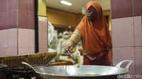 Tempe mendoan jumbo tersebut kemudian disajikan dengan sambal kecap. Selain itu juga diberi cabe rawit hijau. Foto: detikcom/Rifkianto Nugroho