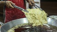 Sementara untuk tempe mendoan jumbonya dibanderol seharga Rp 12.000 per tempe. Disebut jumbo karena ukurannya empat kali lebih besar dari mendoan biasa. Foto: detikcom/Rifkianto Nugroho