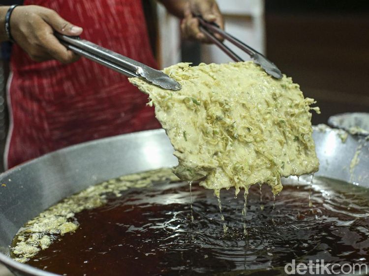 Tempe Mendoan Jumbo Ini Berukuran 4 Kali Ukuran Biasa