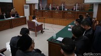 Majelis hakim dalam sidang ini diketuai oleh M Arif Nuryanta. Sementara, hakim anggotanya adalah Suharno dan Elfian.