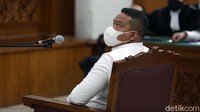 Sidang tersebut dihadiri langsung oleh kedua terdakwa. Terdakwa tak bisa menghadiri sidang secara online lantaran dalam proses penahanannya, dia diberikan penahanan rumah atau tak ditahan di tahanan.