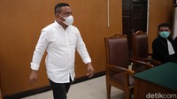 Ipda M Yusmin Ohorella berjalan menuju kursi pesakitan.