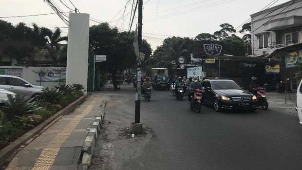 Tiang di depan RS Medika Ciputat sebelum dicabut.