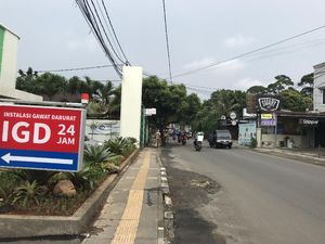 Tiang Makan Jalan di depan RS Medika Ciputat Tangsel Sudah Dicabut