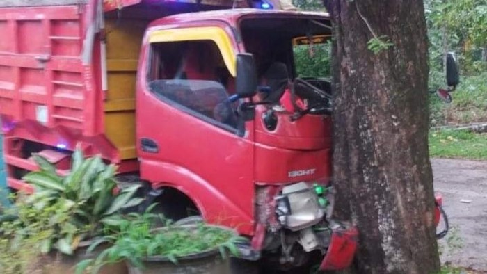 Truk oleng tabrak tiga bocah sodrekers di Batang