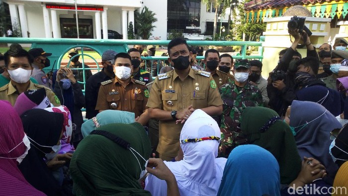 Wali Kota Medan Bobby Nasution menemui massa dari Forum Anak Belawan Bersatu (FABB) yang berdemonstrasi meminta Pemko Medan mengatasi banjir rob di Belawan. (Datuk Haris/detikcom)