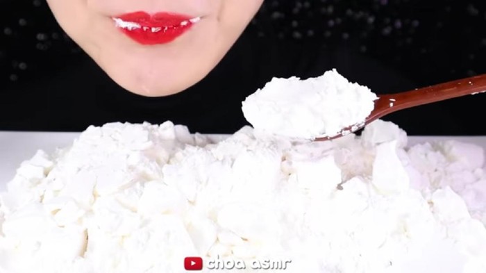 Wanita Ini Mukbang Tepung Maizena, Netizen: Kayak Nggak Ada Makanan Lain Wanita Ini Mukbang Tepung Maizena, Netizen: Kayak Nggak Ada Makanan Lain