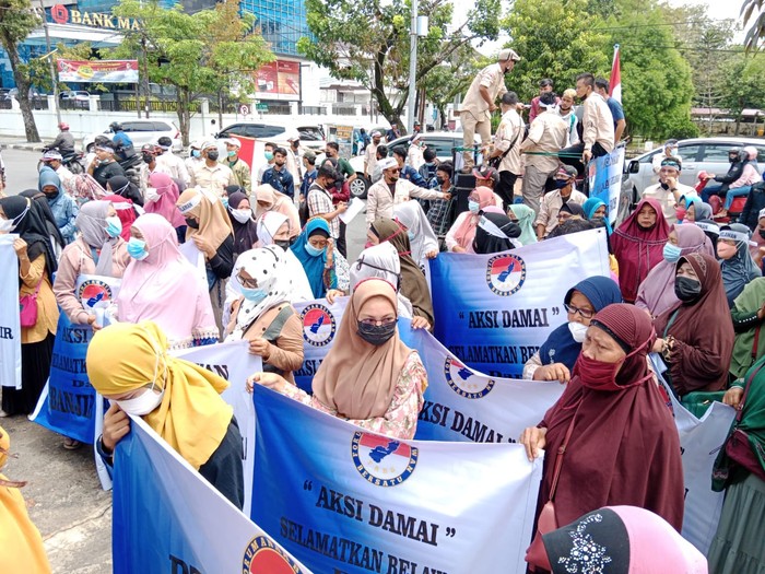 Warga demo soal banjir rob di Medan (Ahmad Arfah-detikcom)