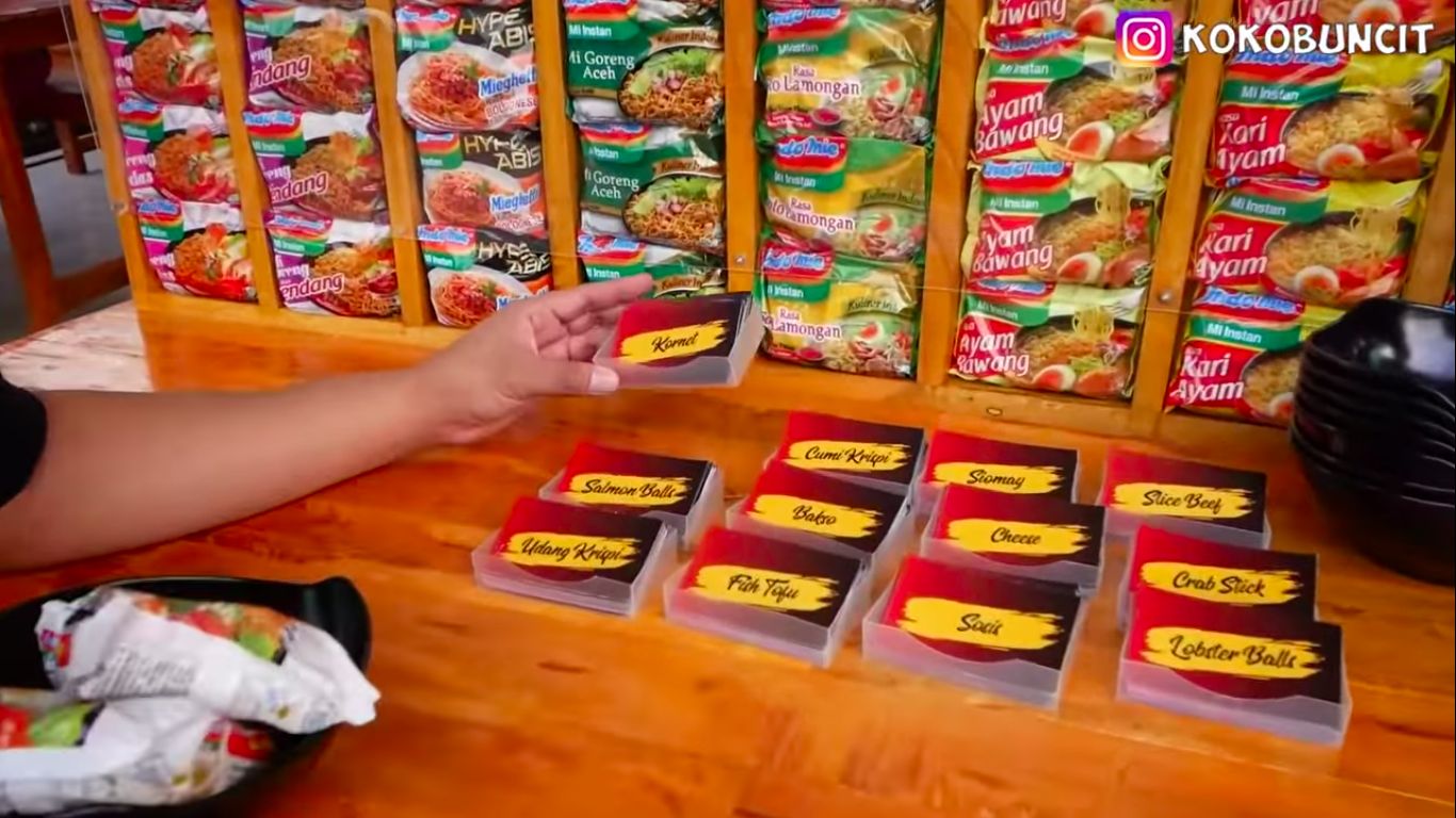 Makan di Warmindo Ini Dijaga oleh Pria Berkostum Pink seperti di Drakor 'Squid Game'
