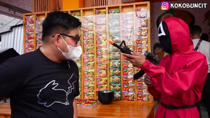 Warmindo Squid Game Makan di Warmindo Ini Dijaga oleh Pria Berkostum Pink seperti di Drakor Squid Game