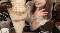 Dessert jumbo ini terdiri dari whipped cream yang royal, chocolate sauce, pretz sticks, corn flakes, serta irisan buah strawberry dan pisang. Foto: Instagram